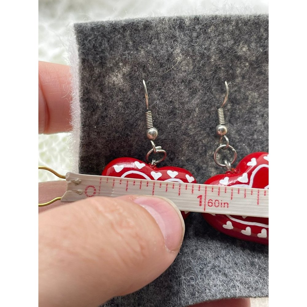 Red / White Lightweight Love Heart Earrings - Picture 9 of 10